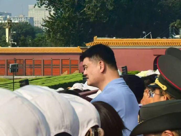 身形瞩目，姚明现场观礼阅兵仪式