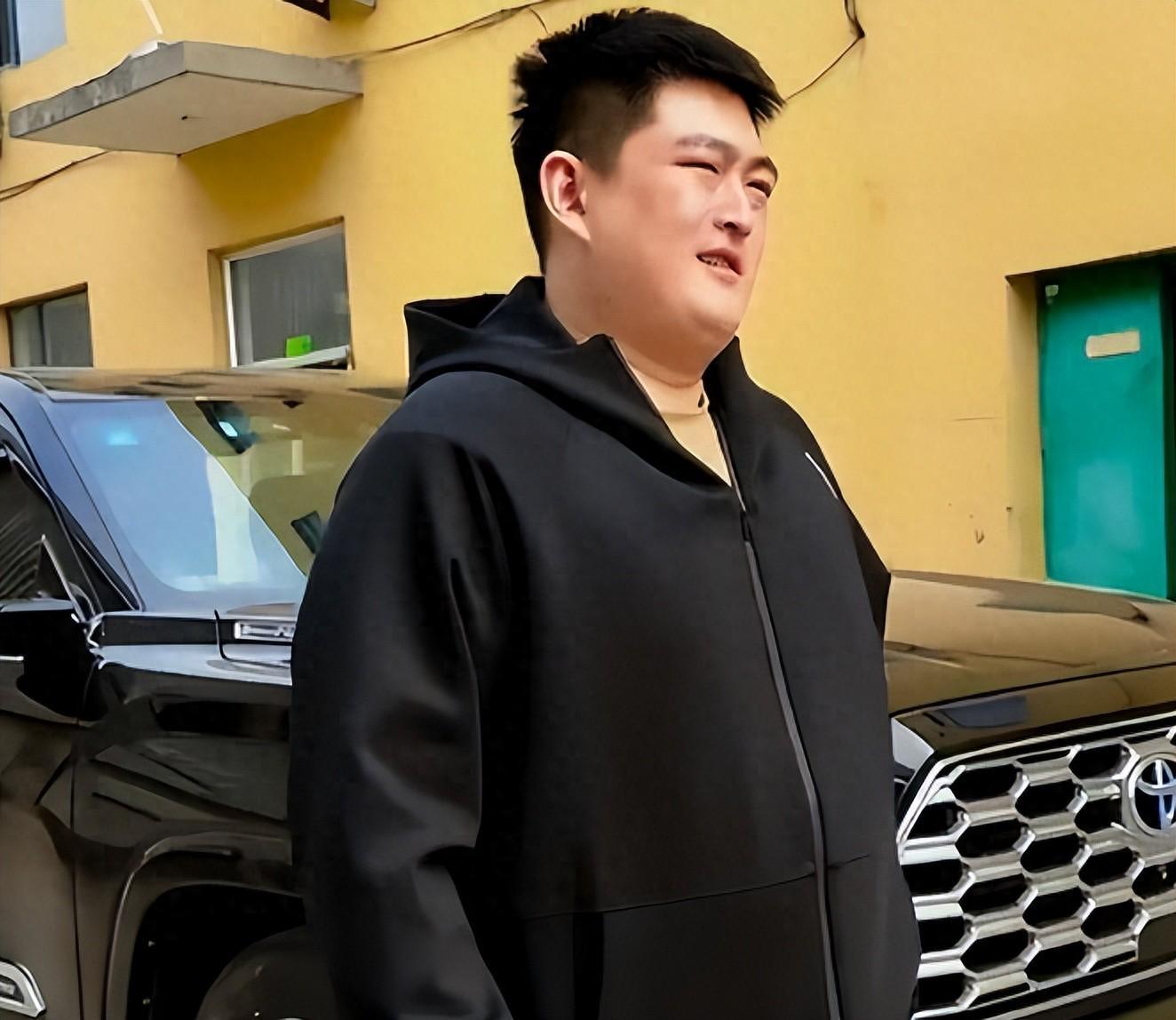 开云-人情世故尽显！赵本山儿子踢足球，一身肥肉没人敢拦，放水太离谱