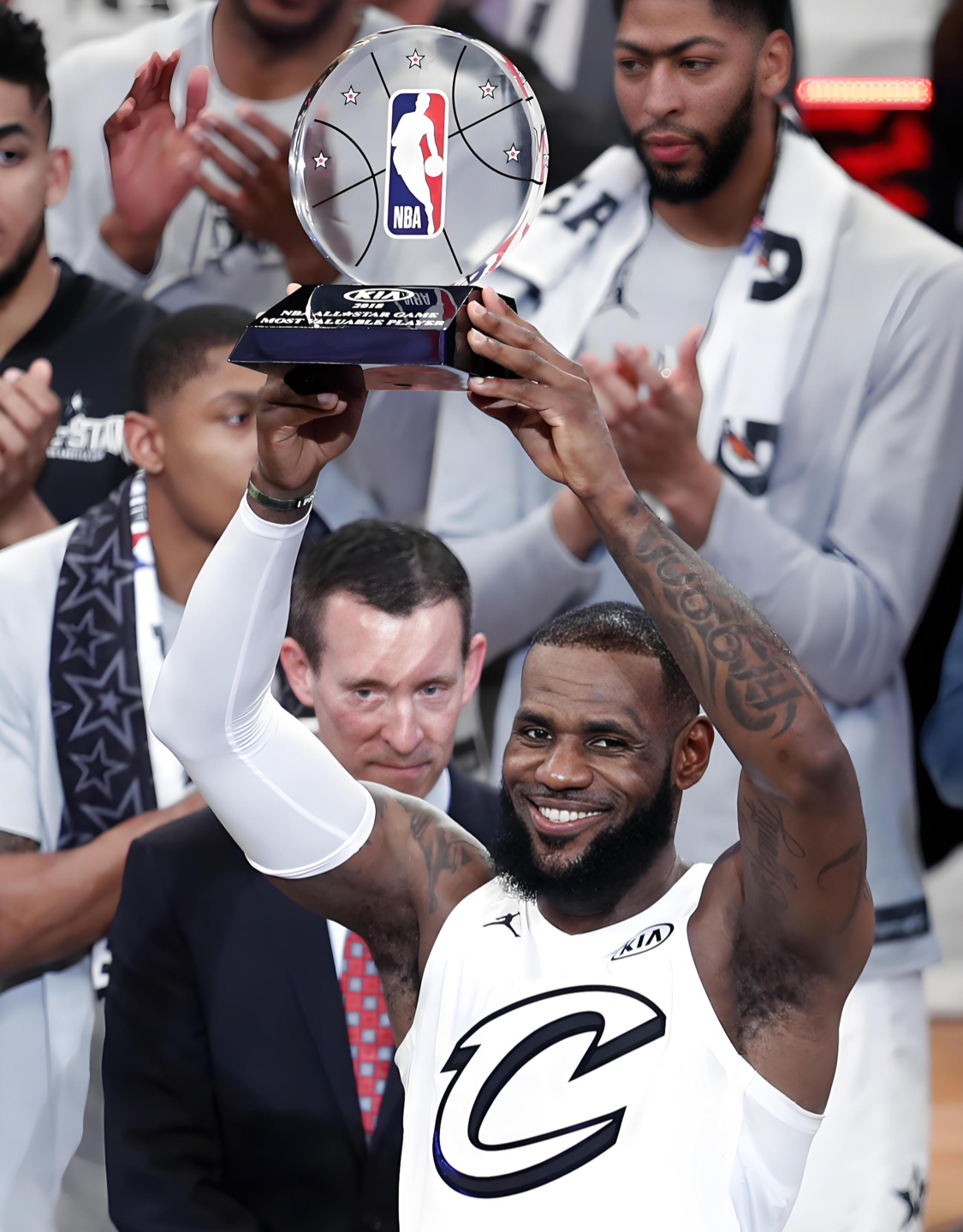 开云官网-詹黑向詹姆斯致敬，并表示没詹姆斯、全明星都可能办不下去了！