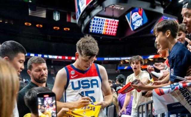 湖人新星成名烦恼：在家中打牌却被传与霉霉恋爱