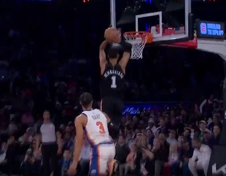 开云-一飞冲天！文班虚晃点起唐斯 滑翔双手暴扣虐筐