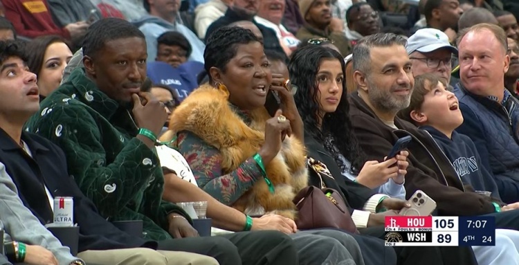 开云APP-强力后援团！杜兰特母亲来到现场观战火箭对阵奇才