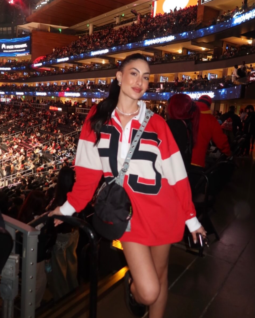 kaiyun-老鹰美女球迷观战 颜值身材俱佳！主队豪取5连胜领先雄鹿5个胜场