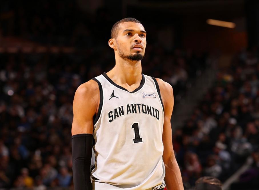 开云体育官网-文班12+8+5落选秀6记三分，波特两双难救主，马刺破网豪取11连胜