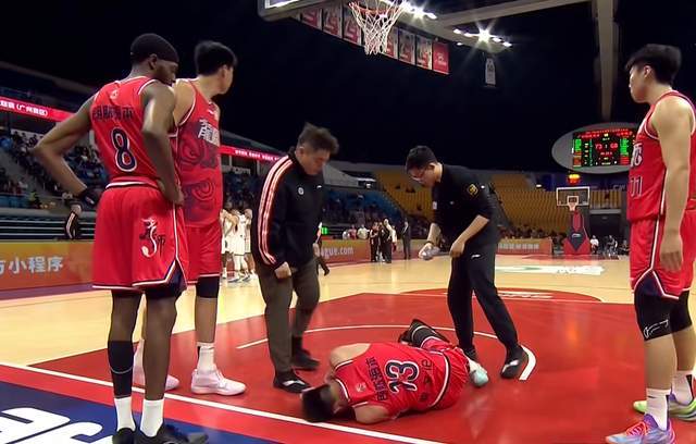 开云APP-噩梦！复出之战又受伤，郭艾伦膝盖受创，被担架抬出，或赛季报销